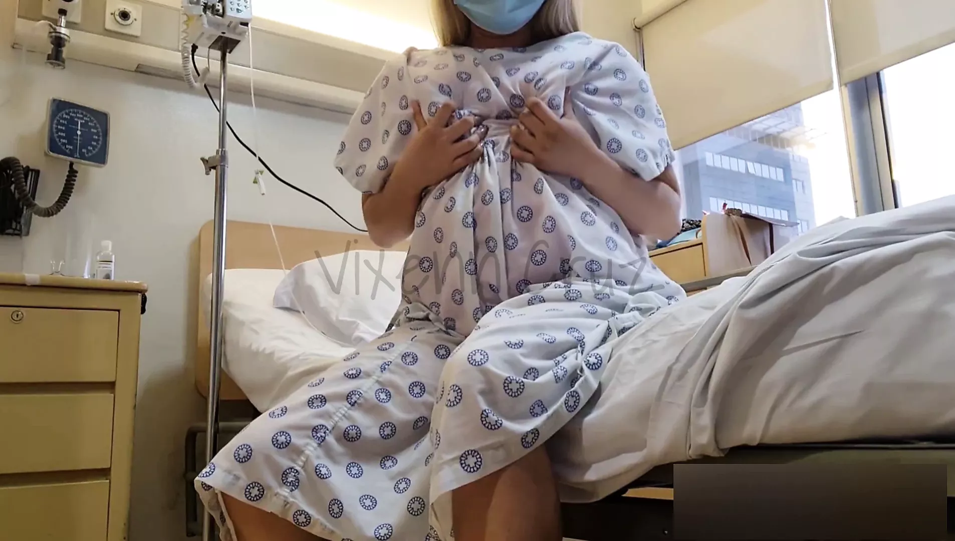 Público arriesgado - Paciente cachonda eyacula en la cama del hospital - Viral