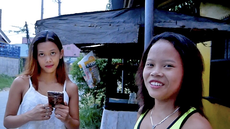 Trikepatrol Duas Filipinas Sexy se apaixonam por um estrangeiro pendurado