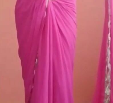 Nada é mais bonito do que uma garota tirando a roupa de um saree