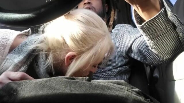 सुनहरे बालों वाली लड़की यात्री सीट से लंड चूस रही है