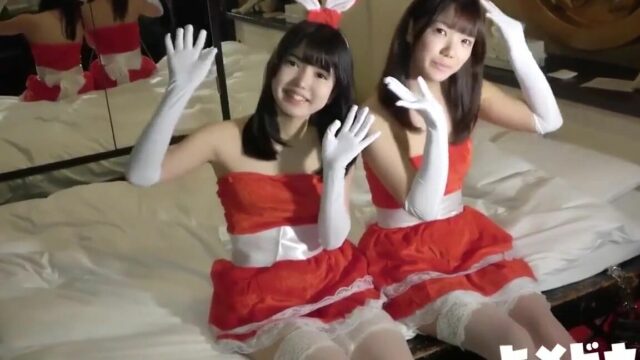 Два японских подростка в костюмах кроликов