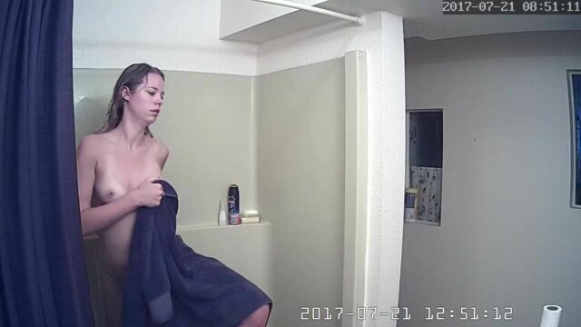 Adolescente rubia en la ducha