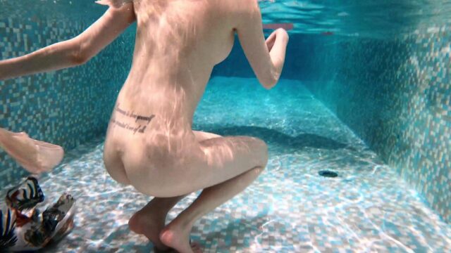 Asian babe swim in nude underwater