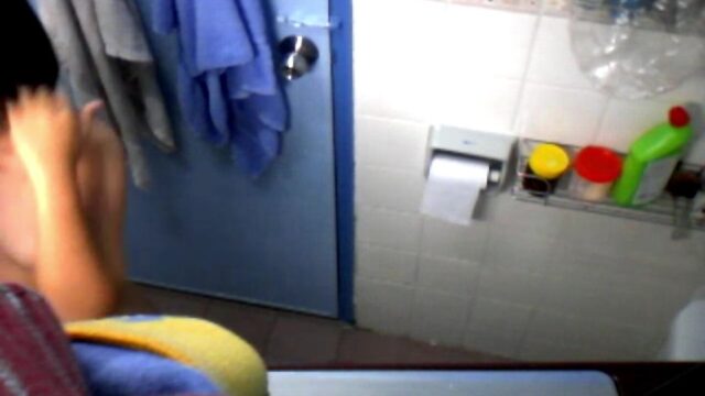 Telecamera nascosta mentre mio cugino fa la doccia
