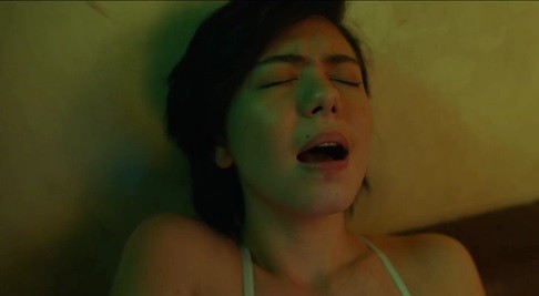 Роуз Ван Гинкель в роли Альтера в сексуальных сценах Китти (2022)